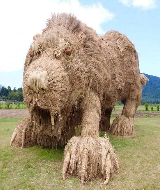 مجسمه حیوانات غول پیکر با ساقه های برنج